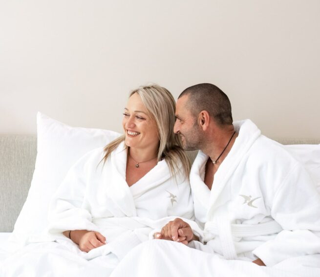 couple en peignoir dans le lit