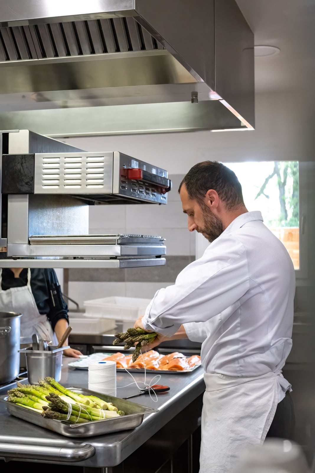 chef prépare des asperges en cuisine