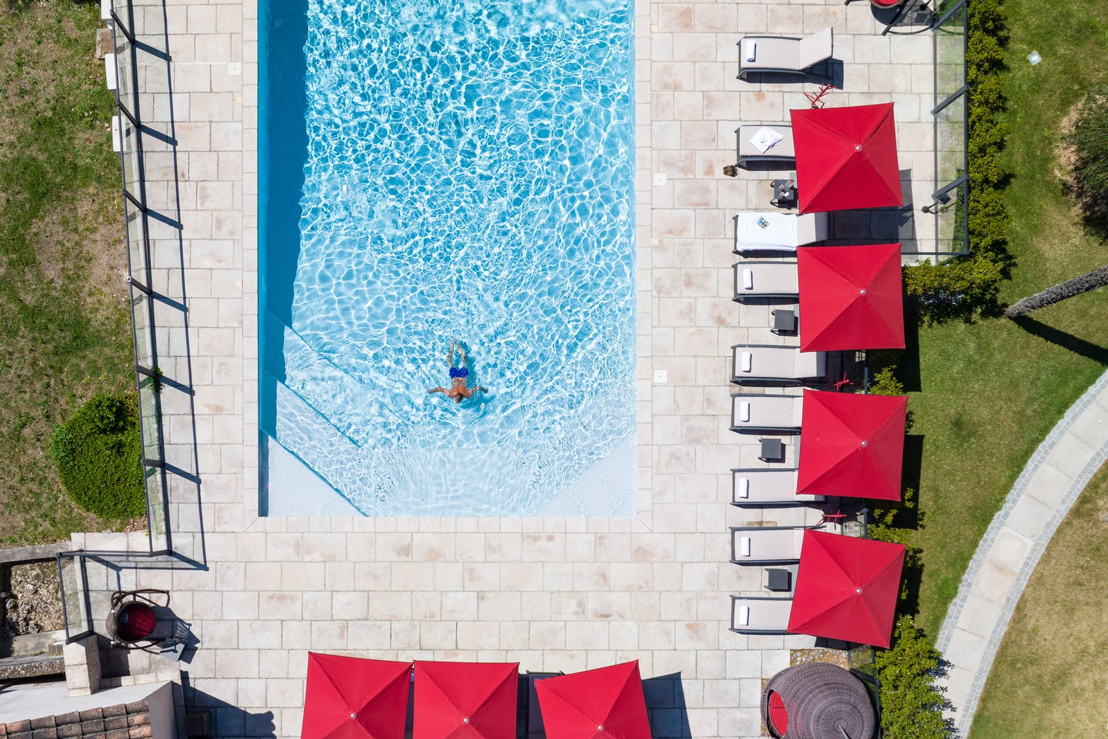 nageur dans la piscine en drone