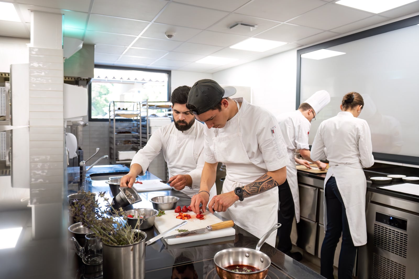 équipe en cuisine préparation plats