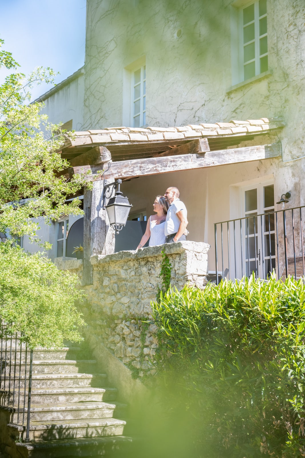 couple sur la terrasse de l'hôtel