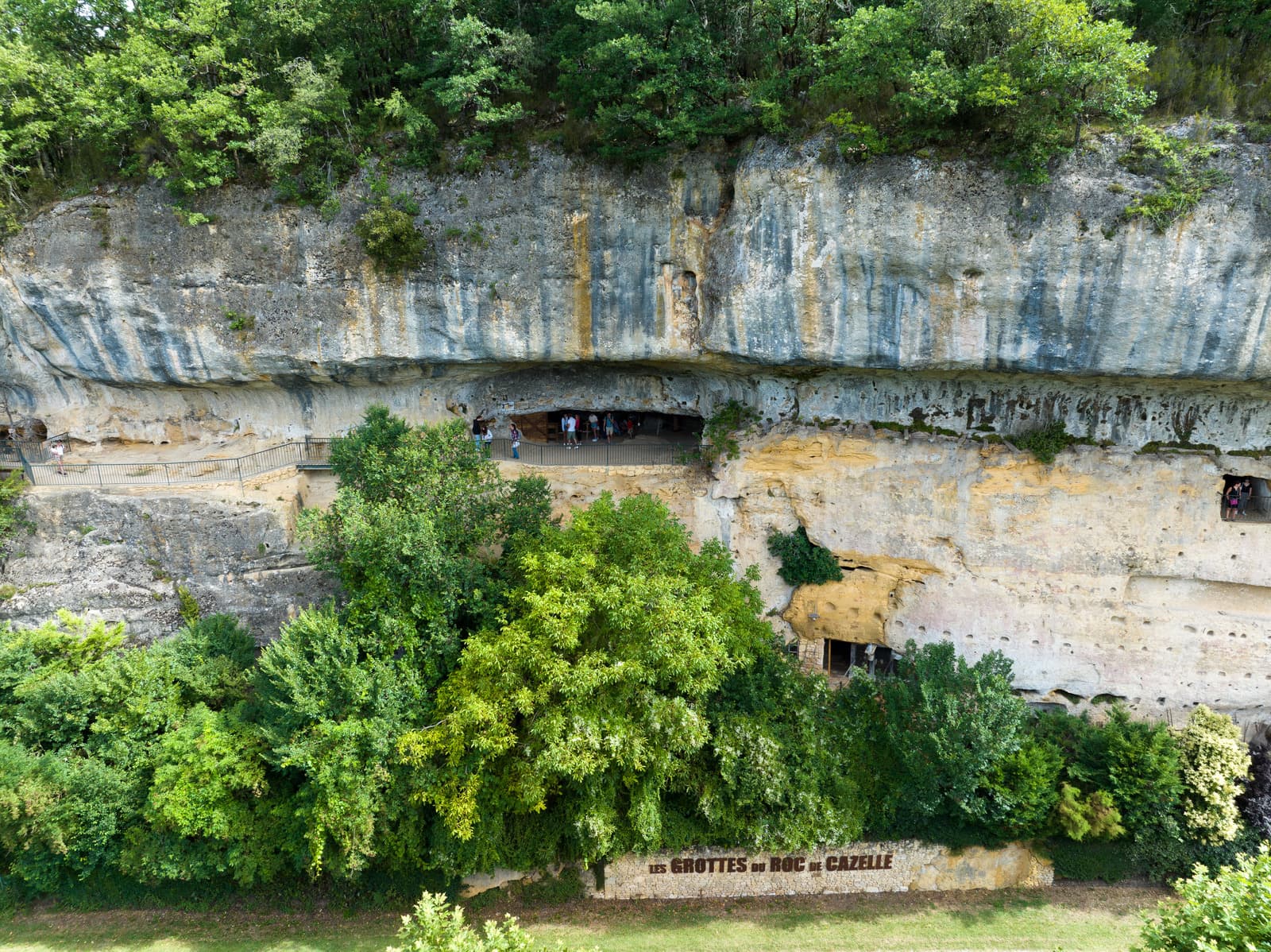 grotte extérieure en drone