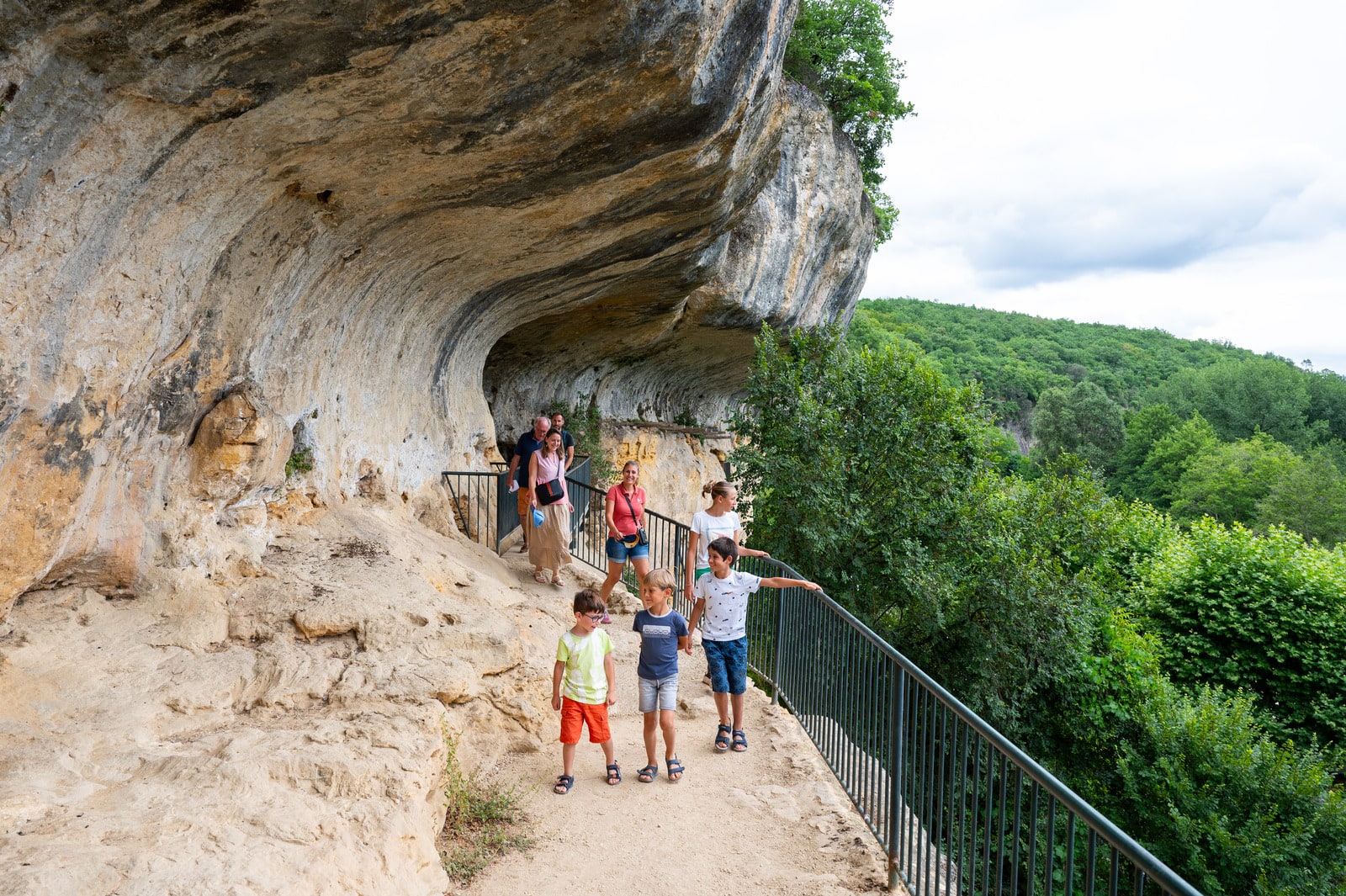 famille visite une grotte extérieure