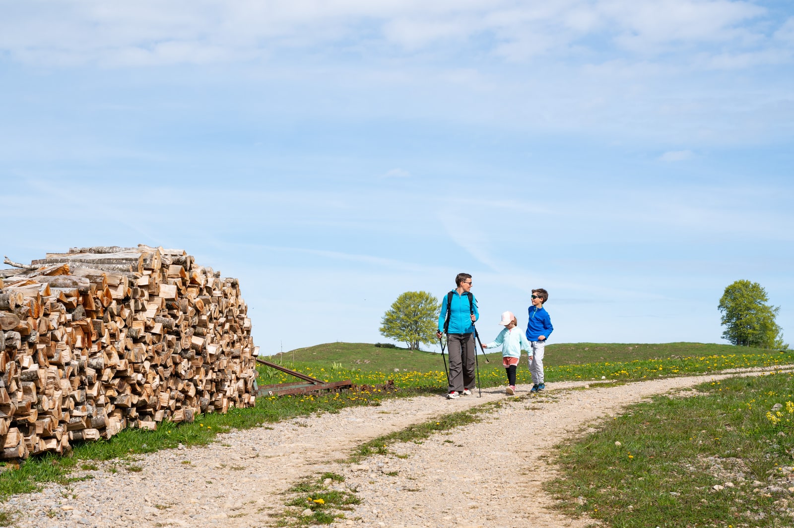 famille en randonnée sur sentier