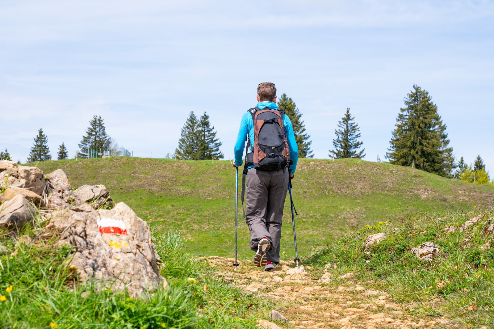 randonneur sur sentier de randonnée