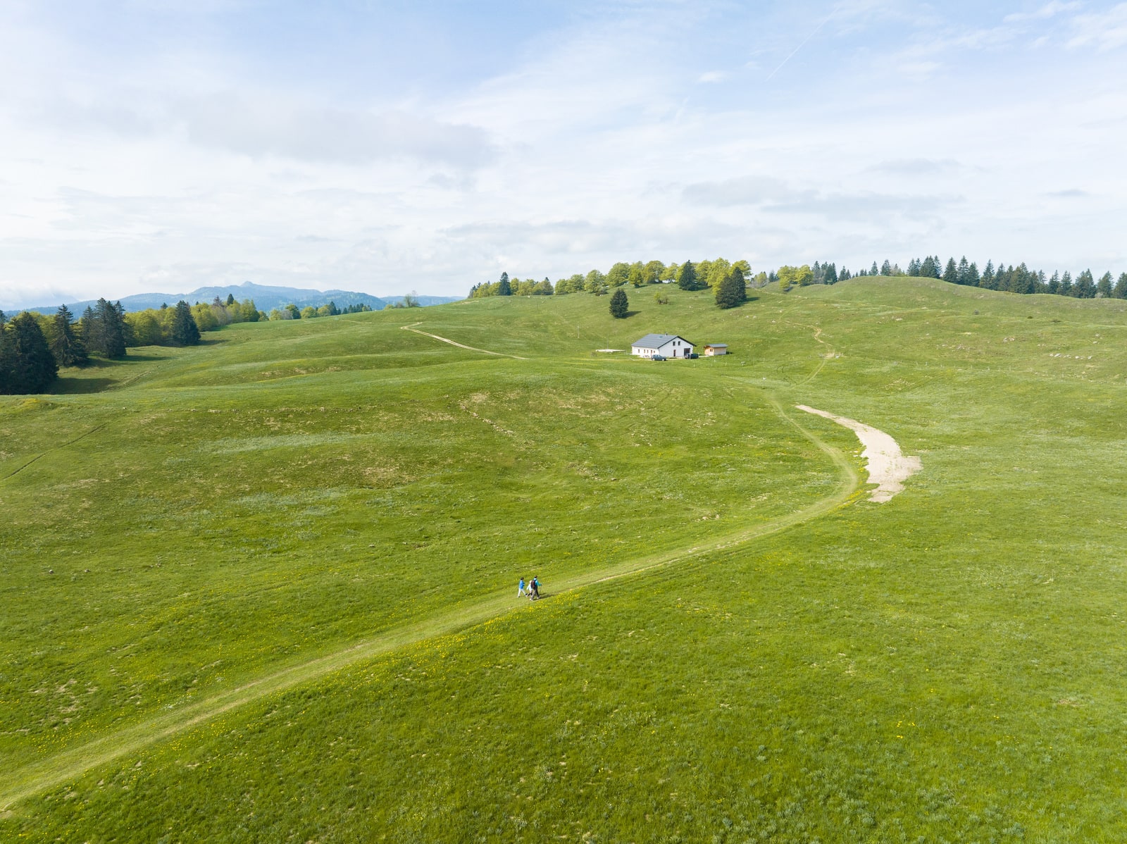 famille sur sentier de randonnée en drone