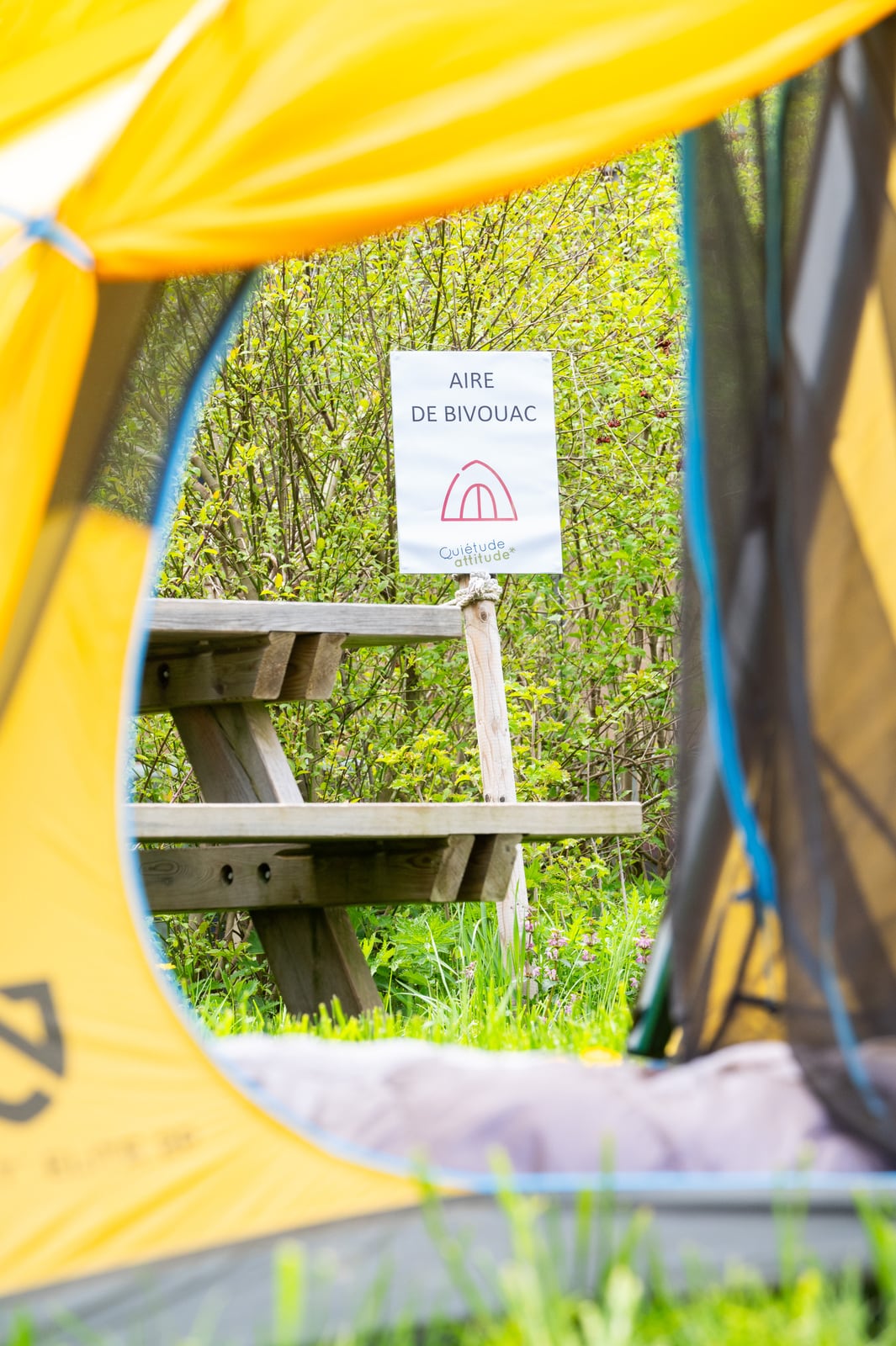 panneau aire de bivouac a travers une tente