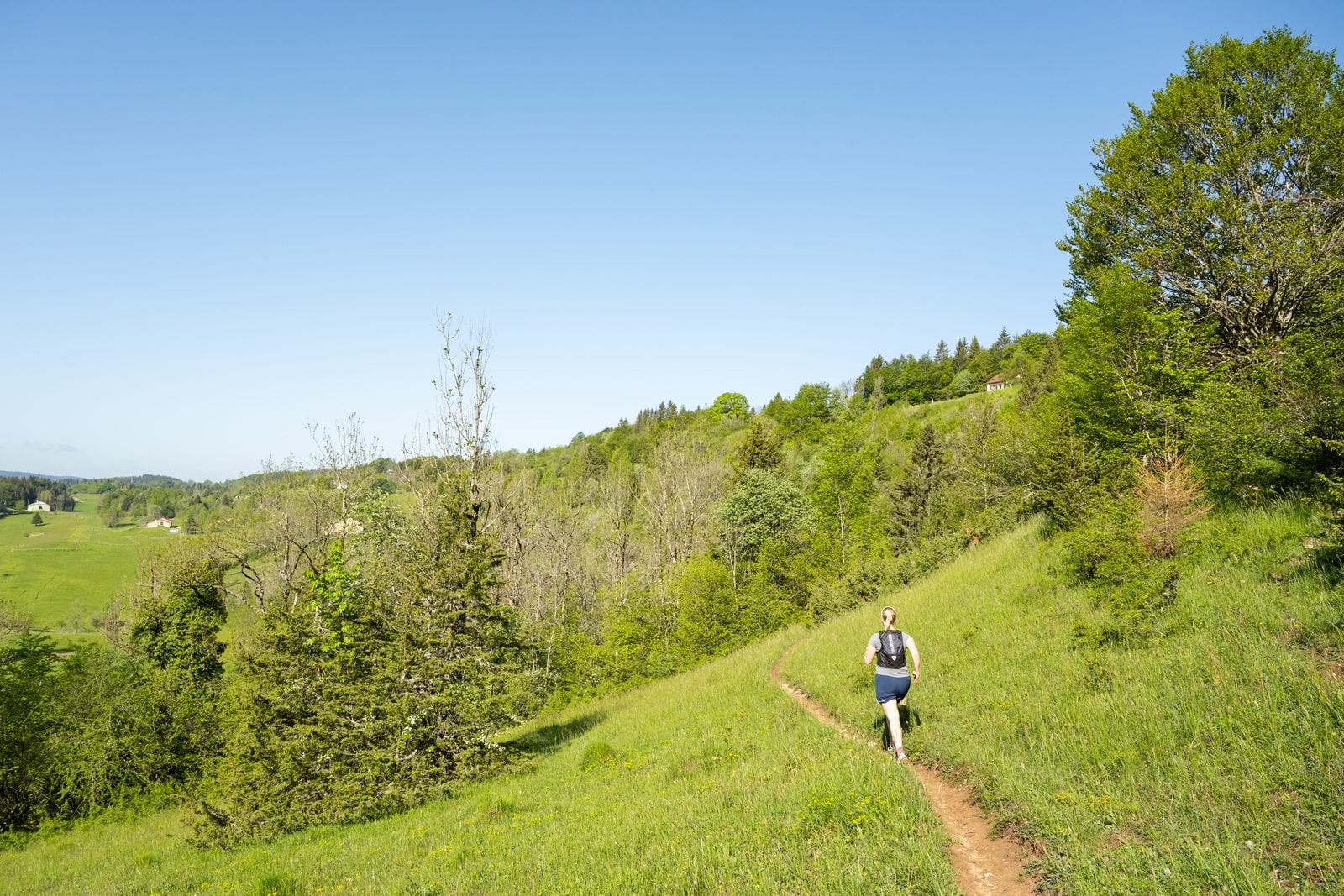 traileuse sur sentier de randonnée