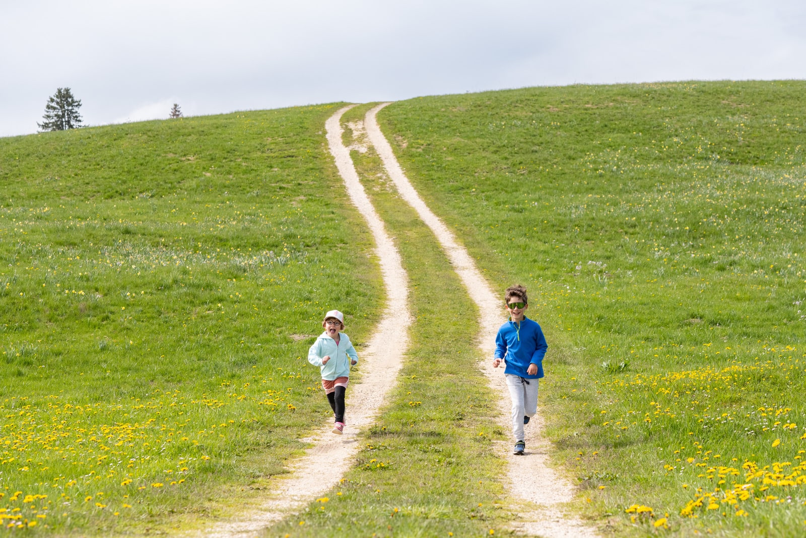 enfants qui courent sur sentier