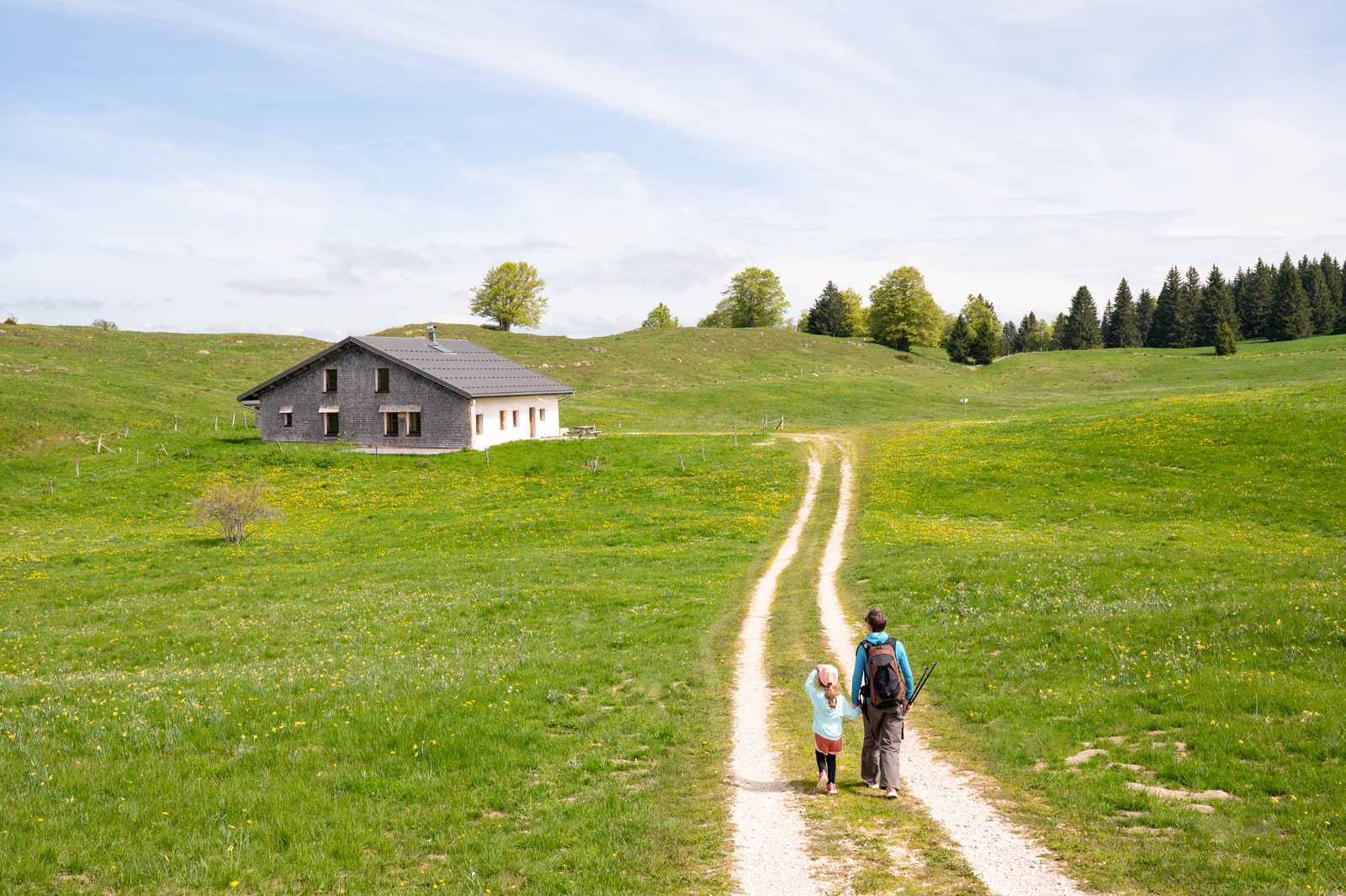 famille sur sentier de randonnée