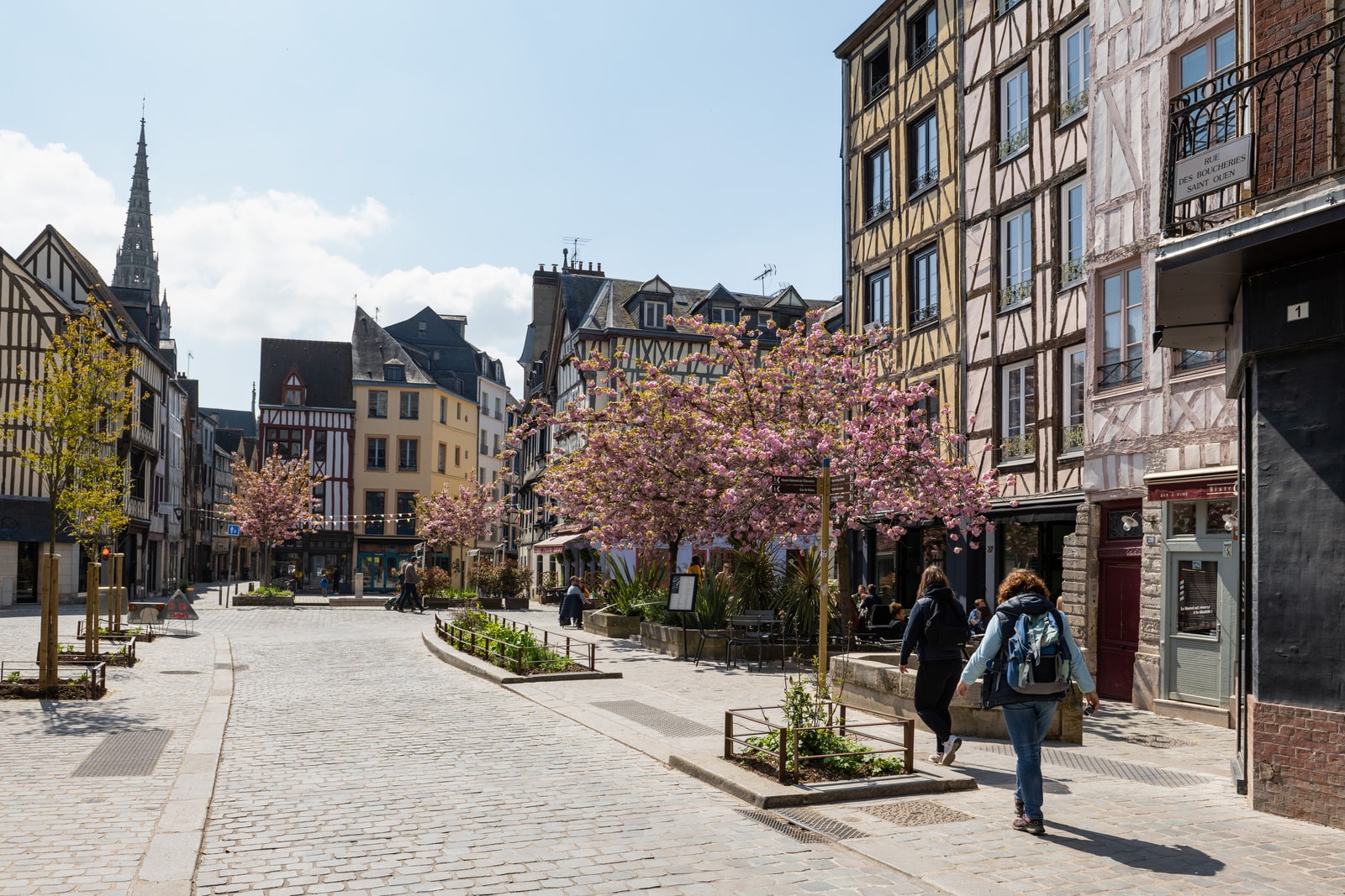 randonneurs dans une rue médiévale