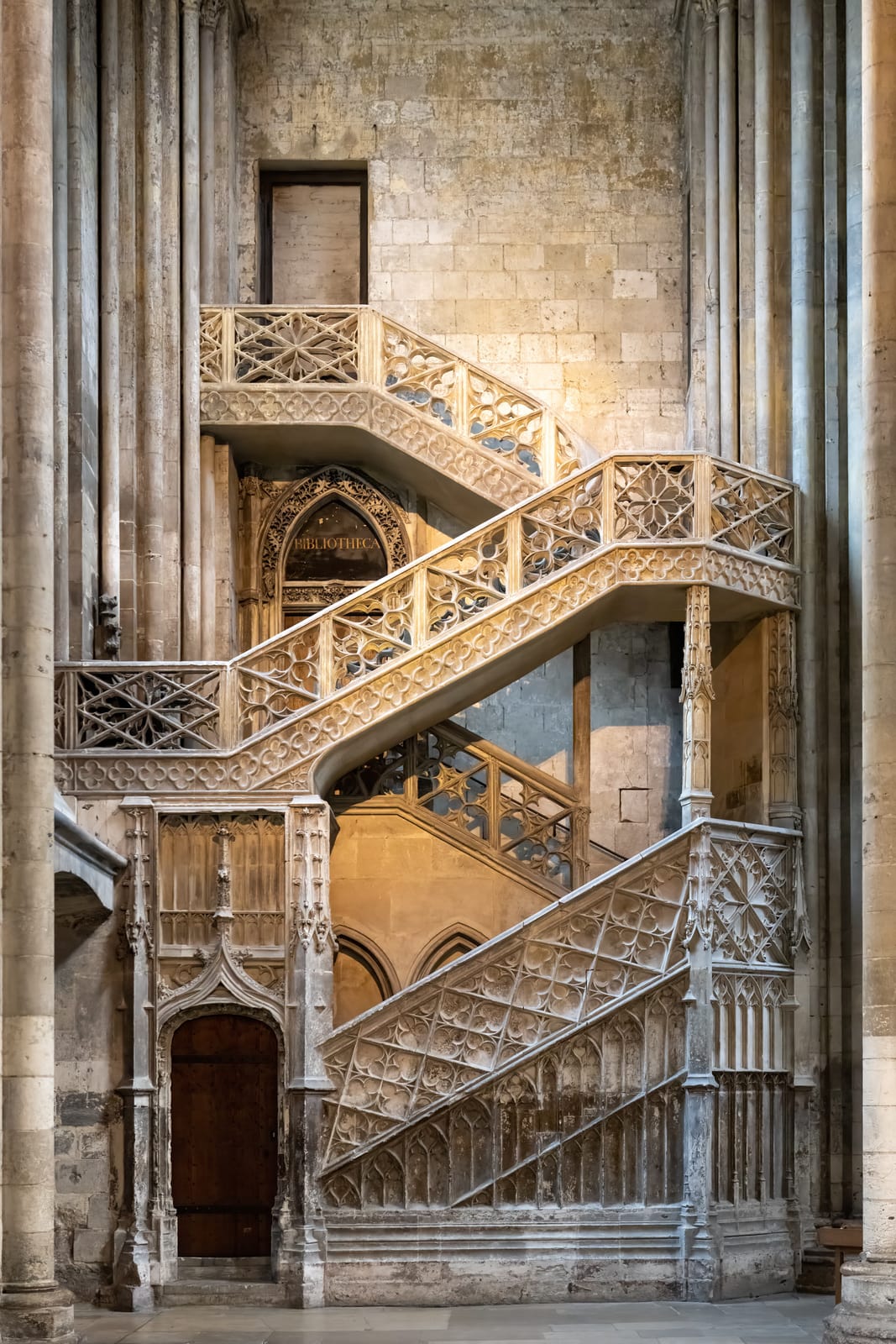 escalier dans église