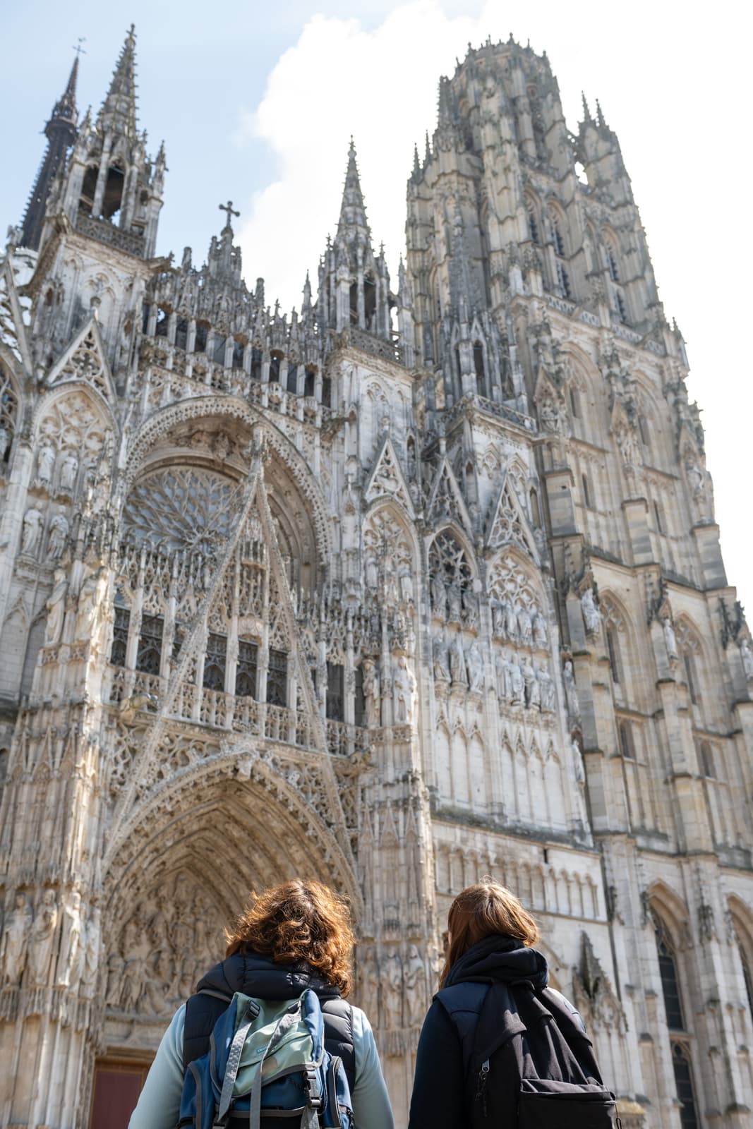 randonneurs face à une cathédrale