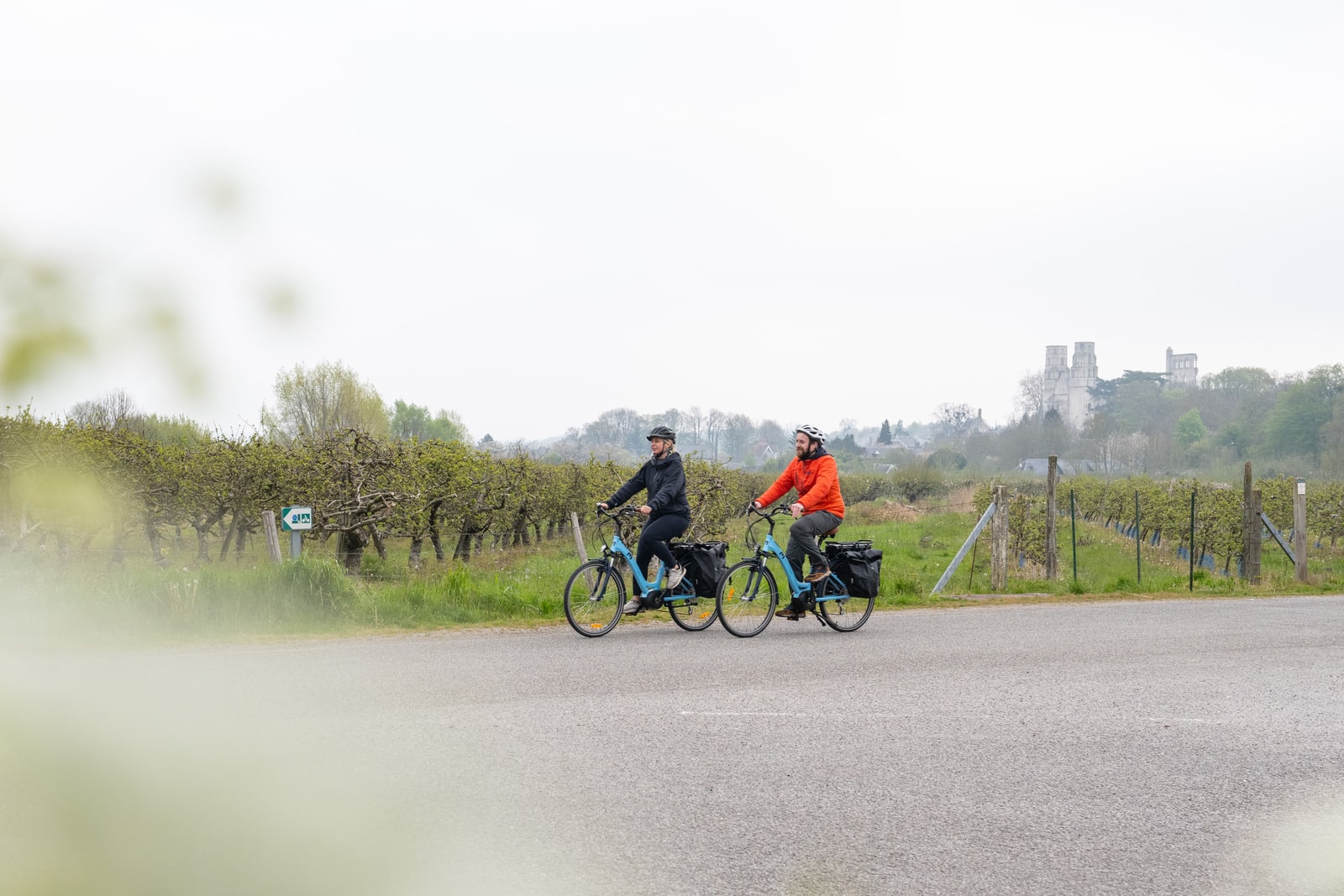 cyclistes avec abbaye en fond