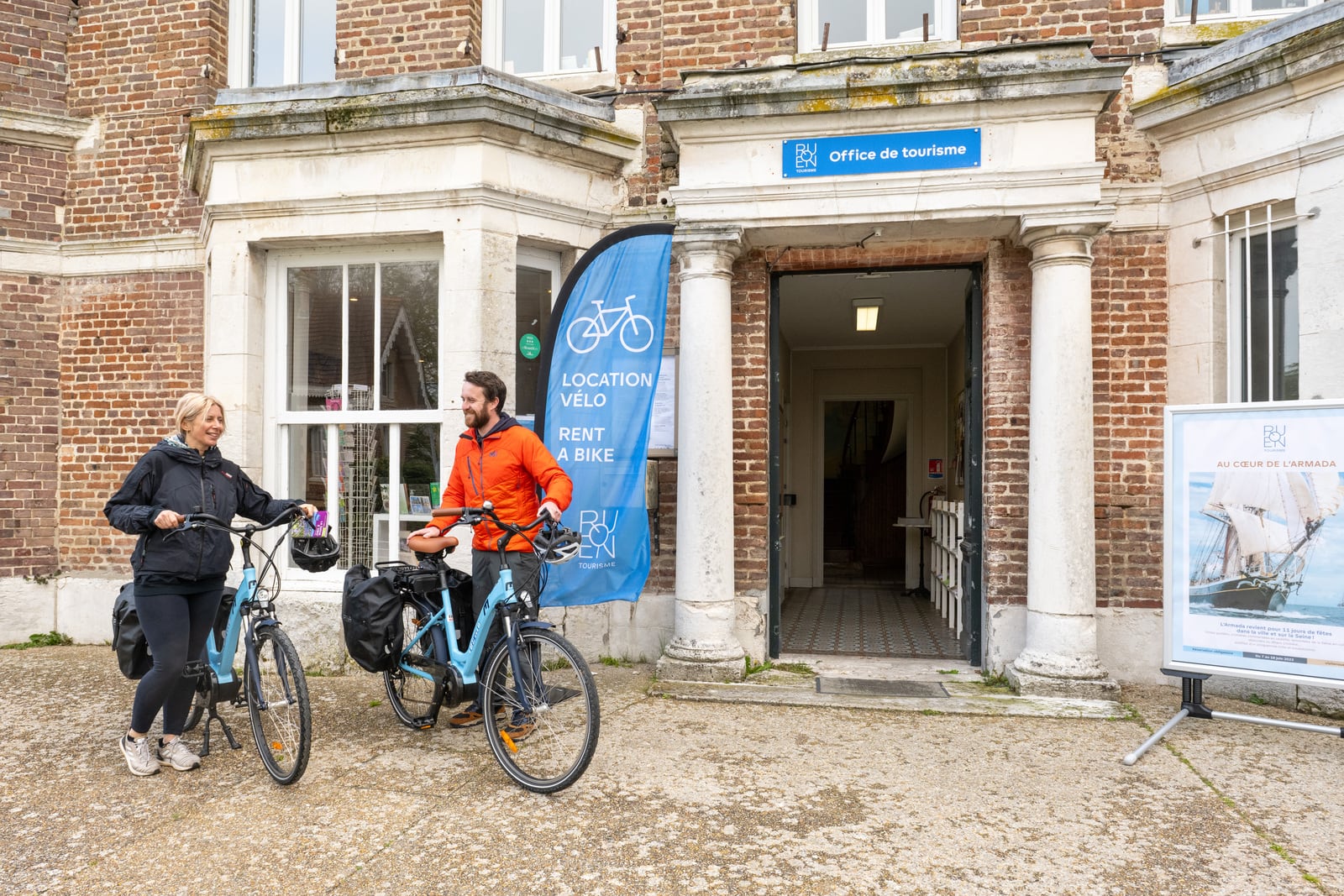 cyclistes au départ de l'office de tourisme