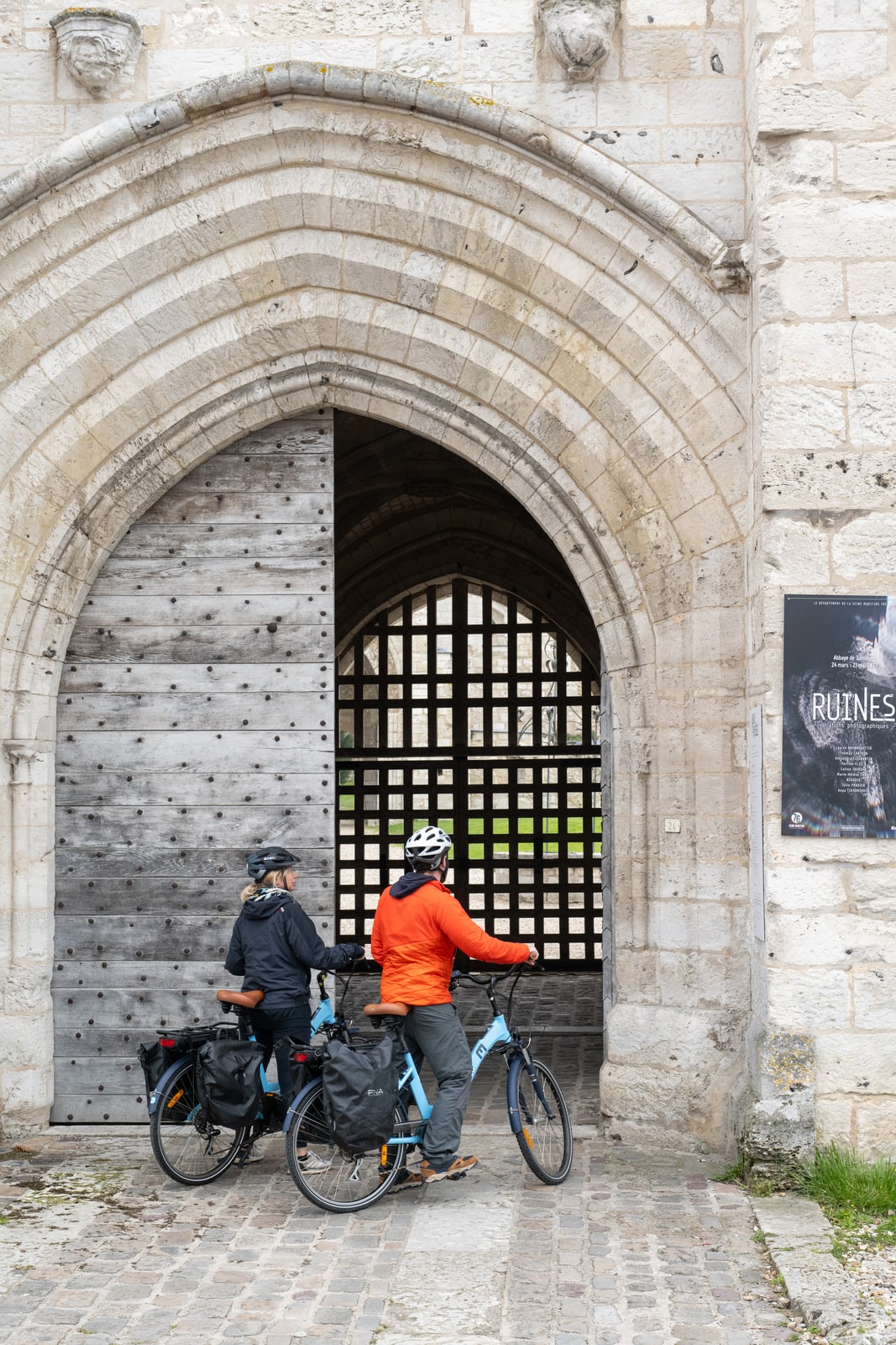 cyclistes entrent dans l'abbaye