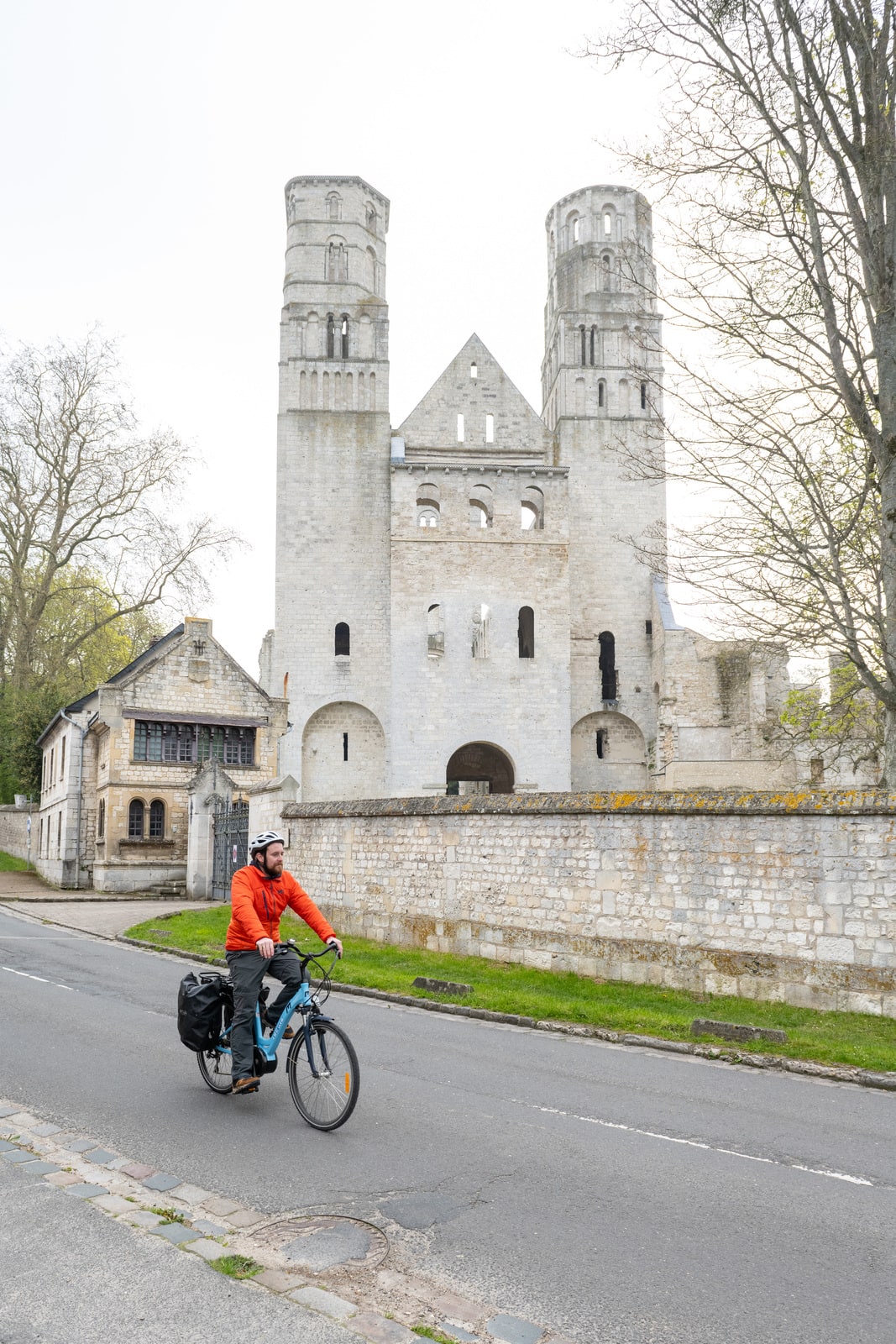cycliste devant abbaye