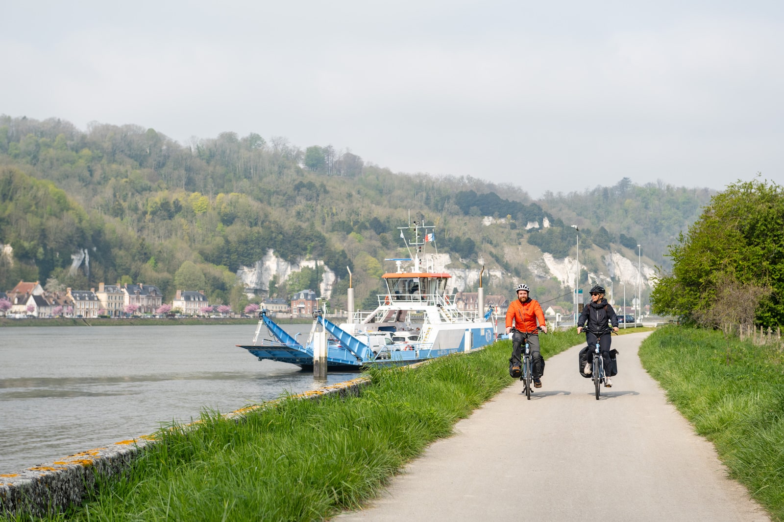 cyclistes sur voie verte en bord de rivière