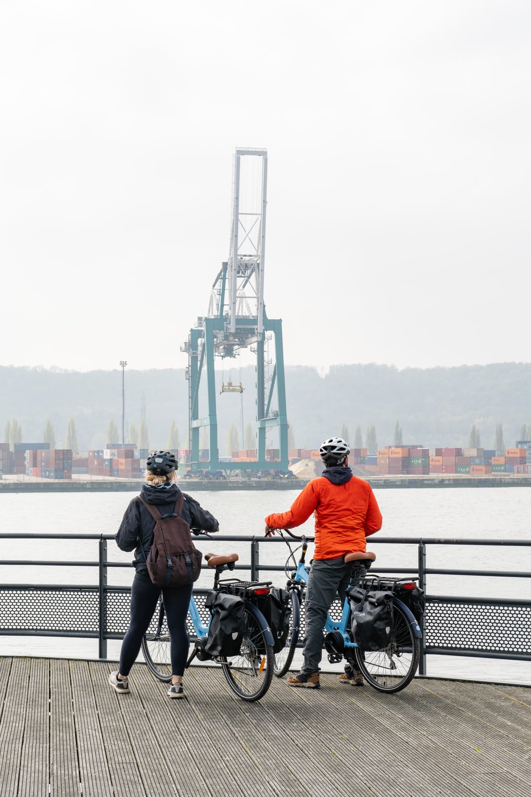 cyclistes devant zone industrielle