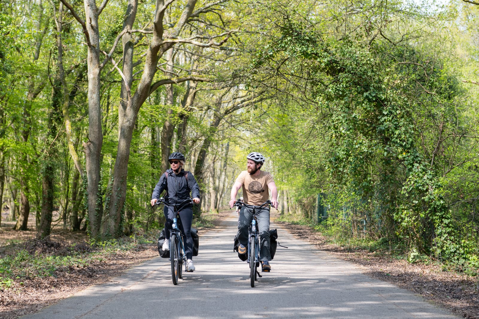 cyclistes sur voie verte en foret