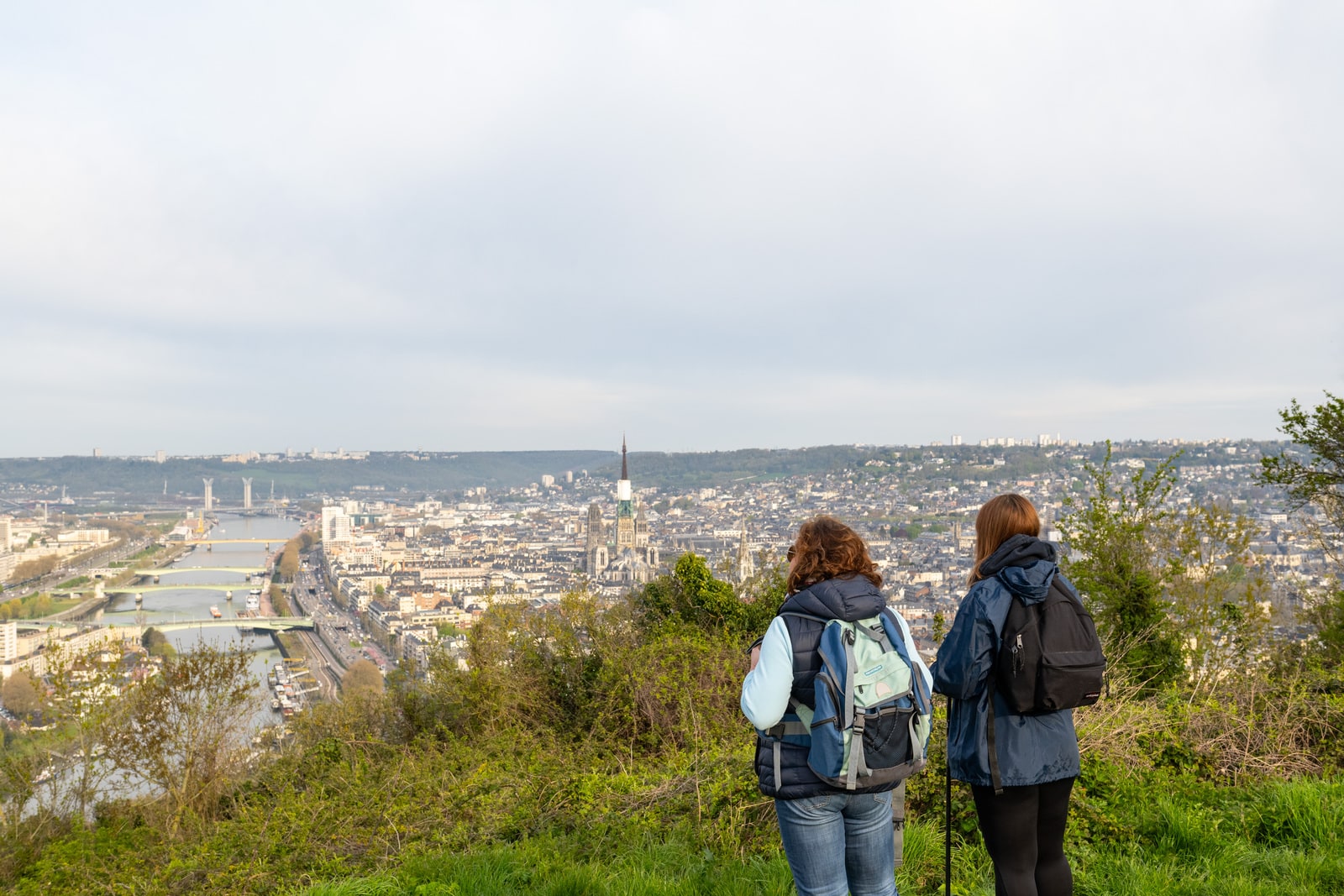 randonneurs face à une vue sur une ville