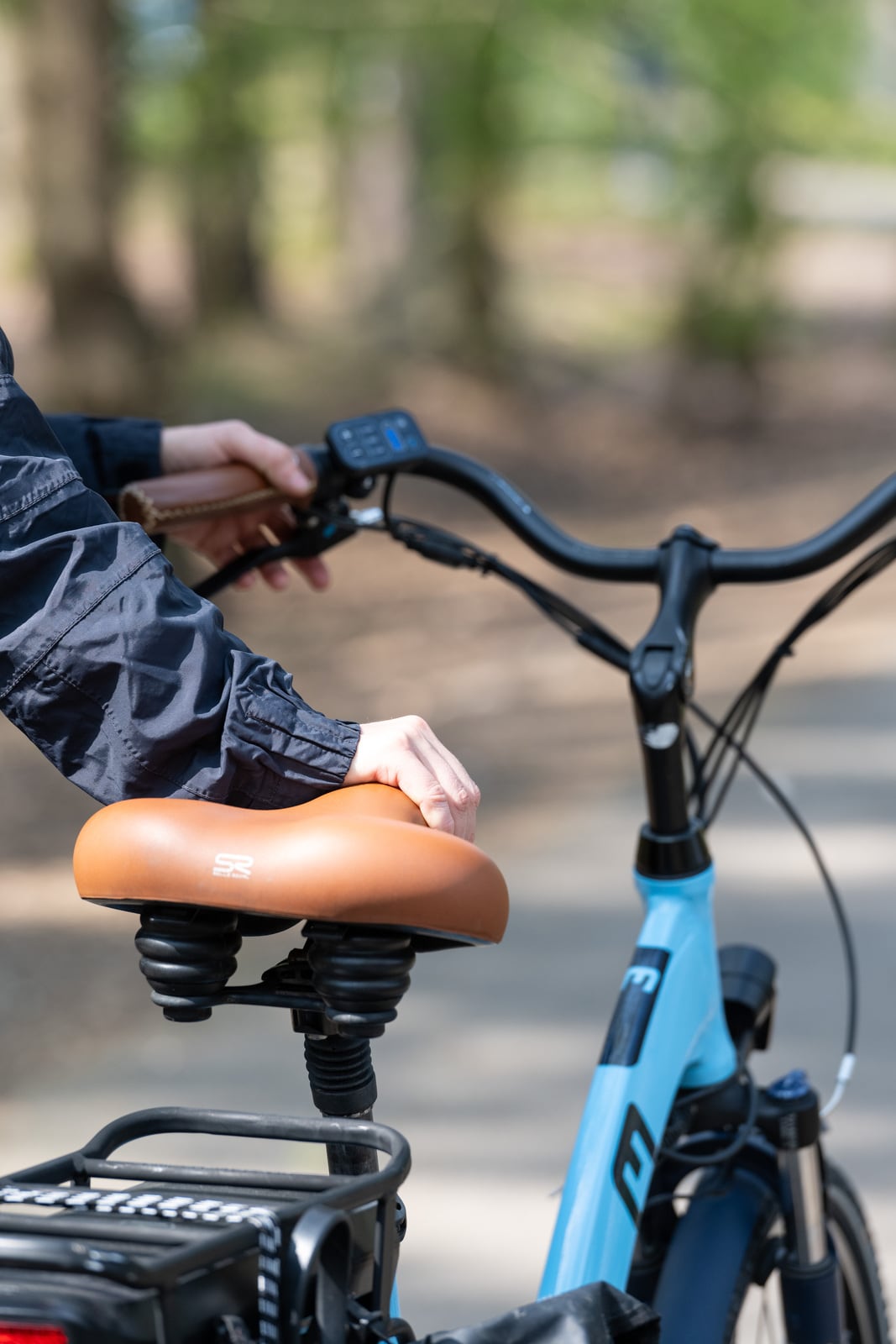 main sur selle de vélo