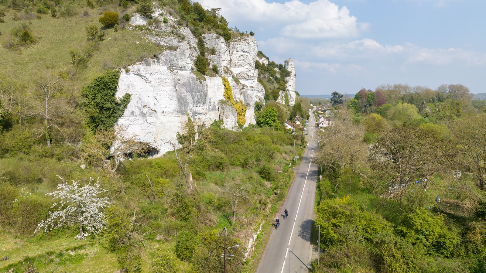 cyclistes sur une route avec des falaises