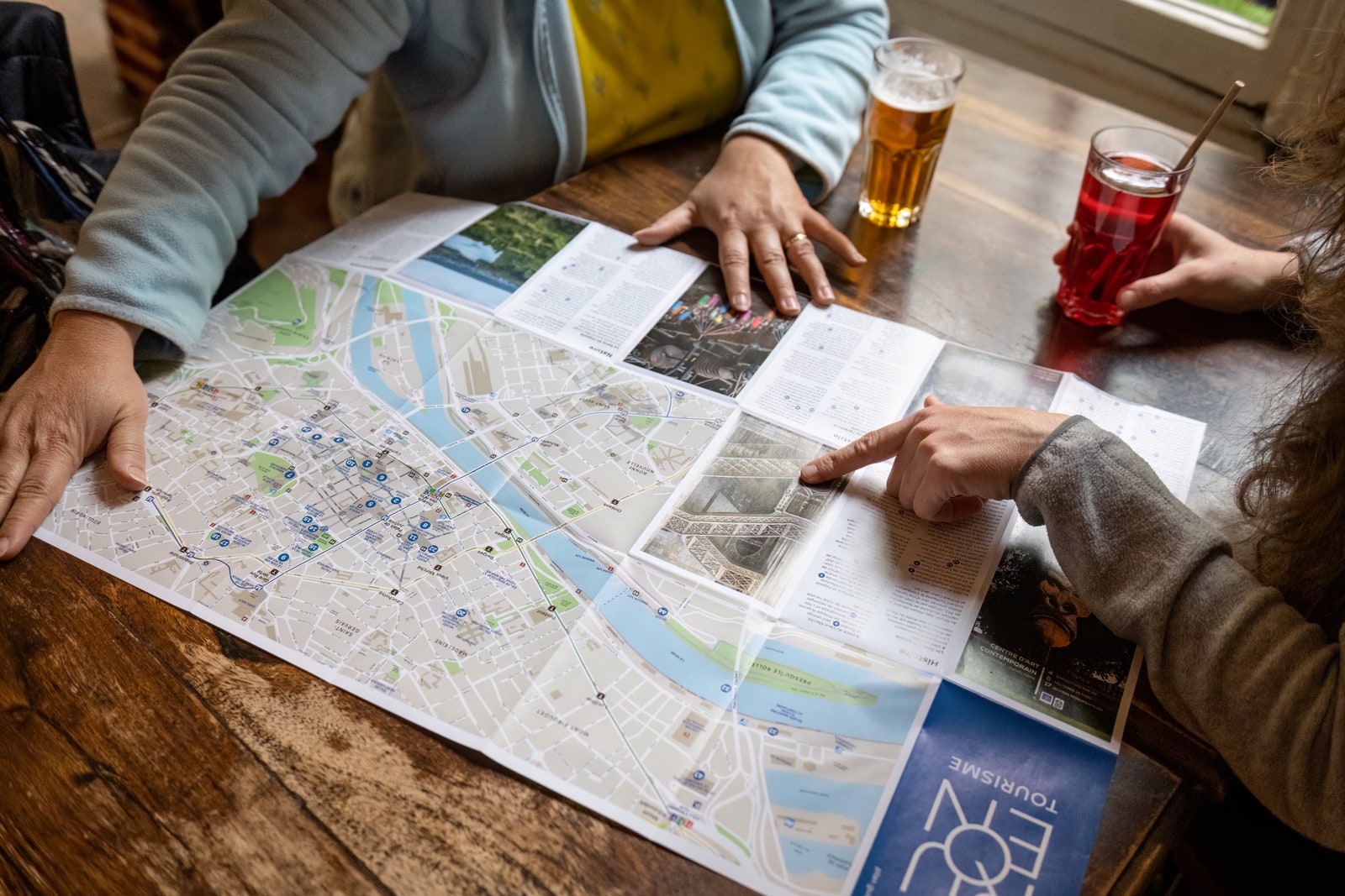 plan de ville sur table pendant un apéro