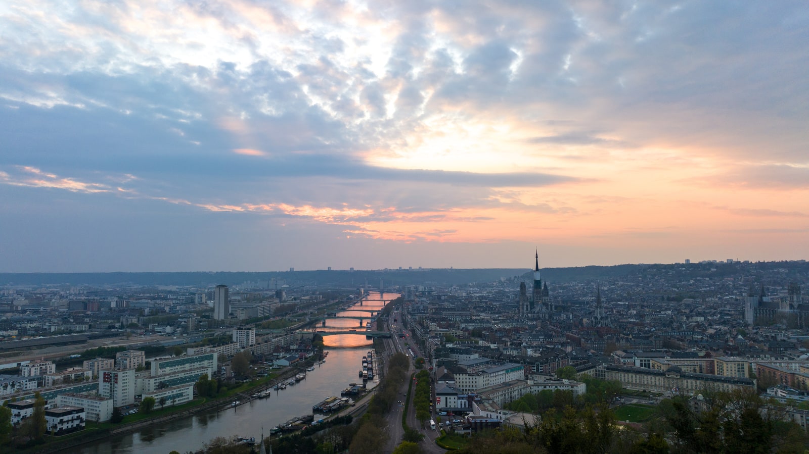 coucher de soleil sur une ville