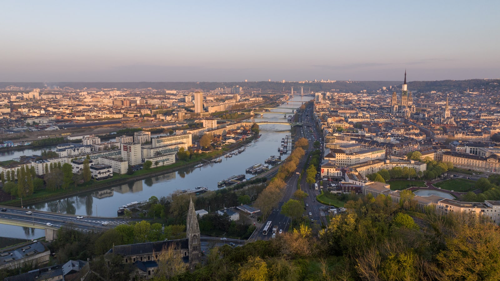 lever de soleil sur une ville