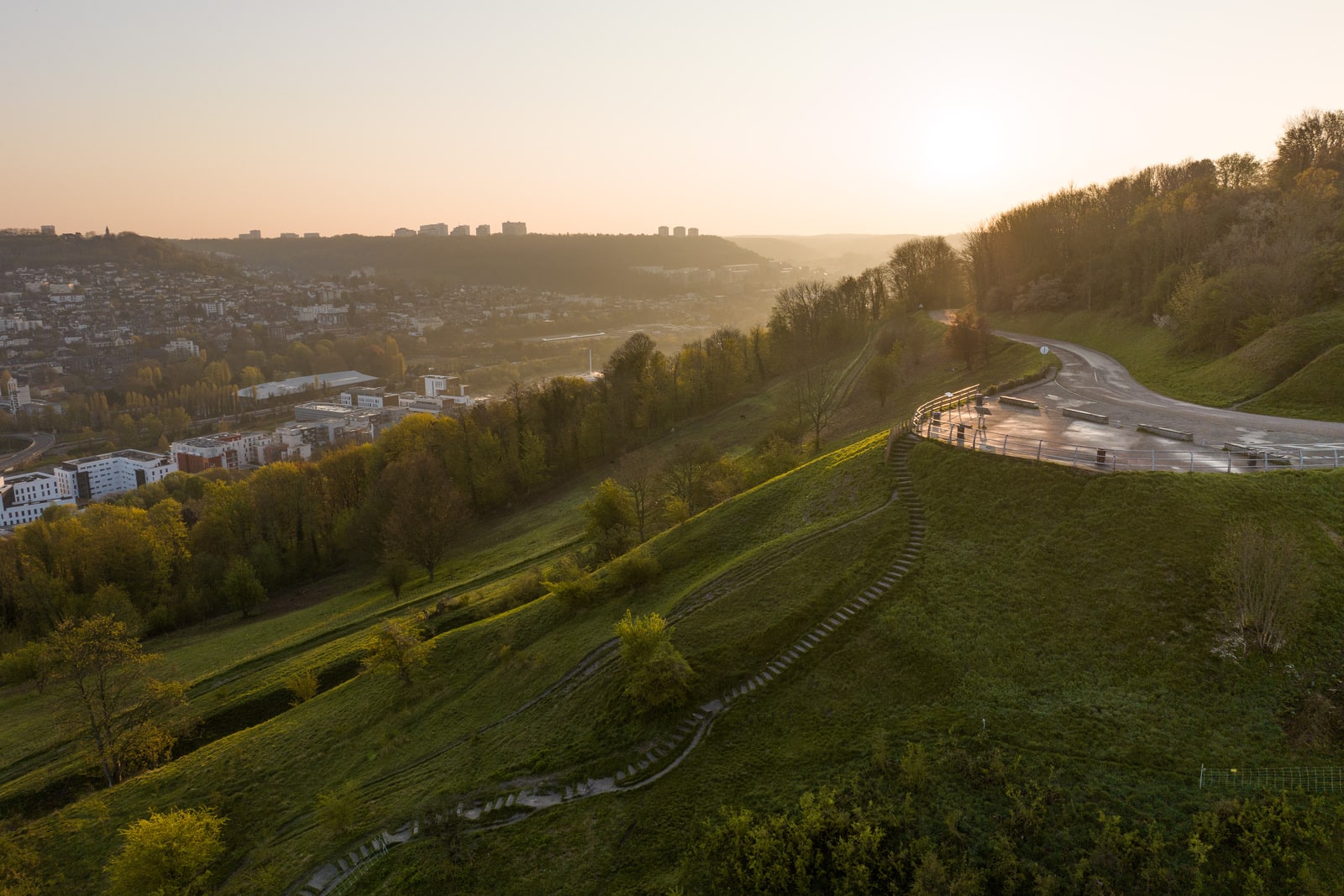 lever de soleil sur une ville et un parc