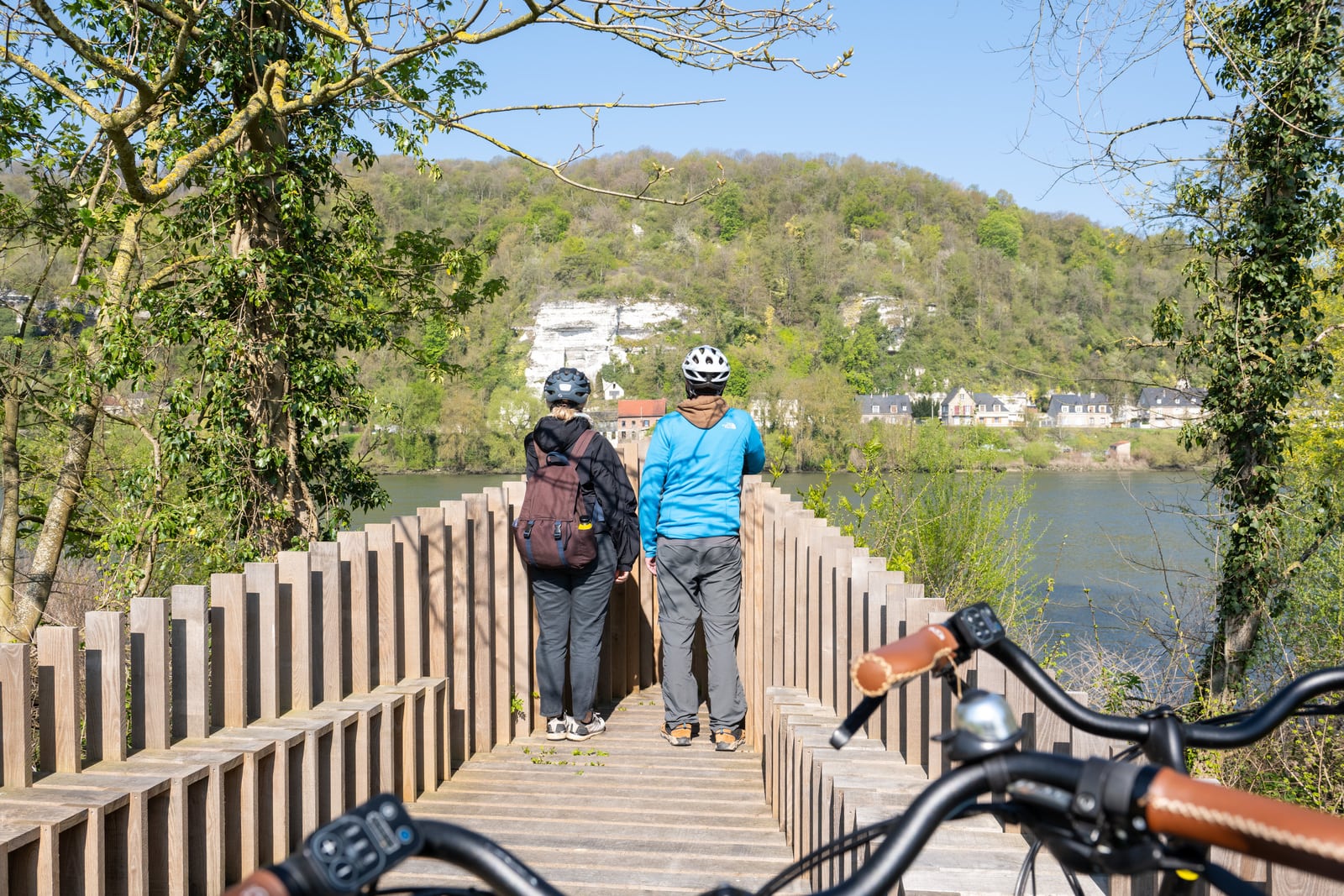 cyclistes sur plateforme en bois