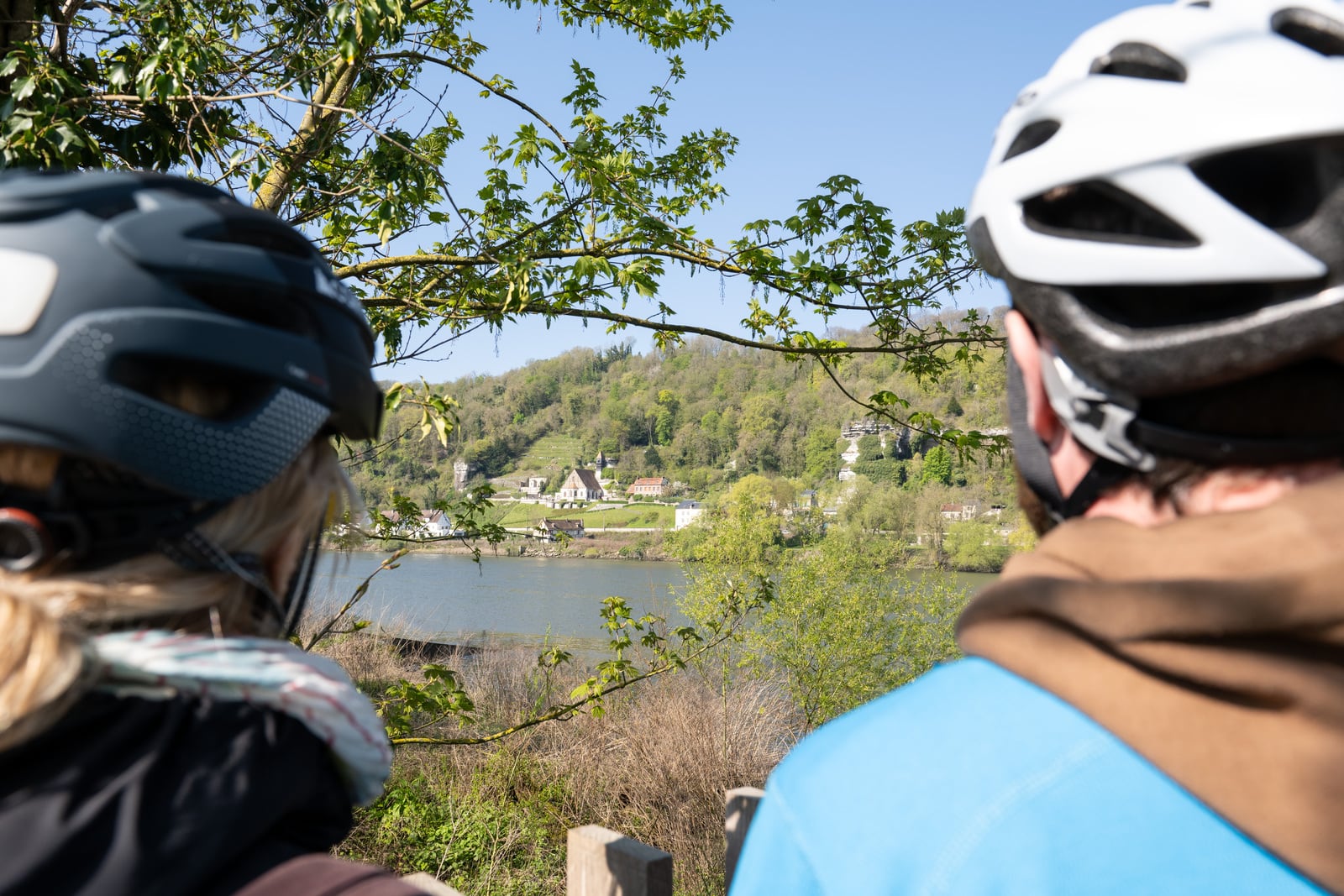 cyclistes regardent village