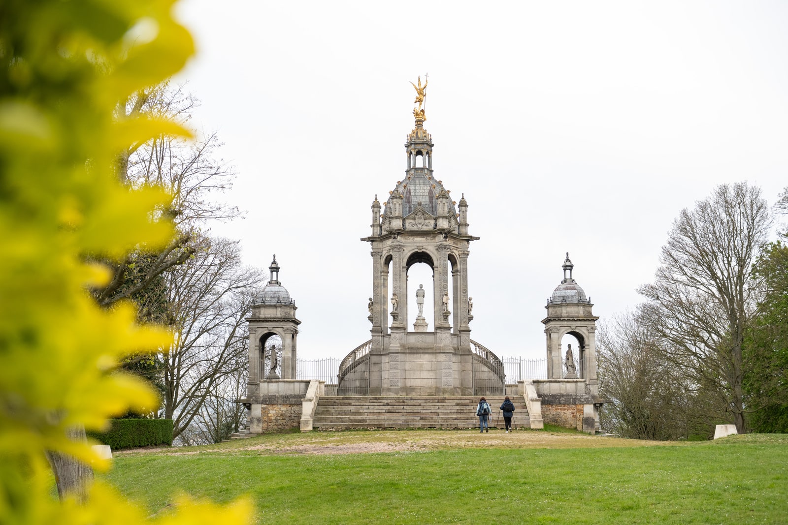 randonneurs vers monument religieux