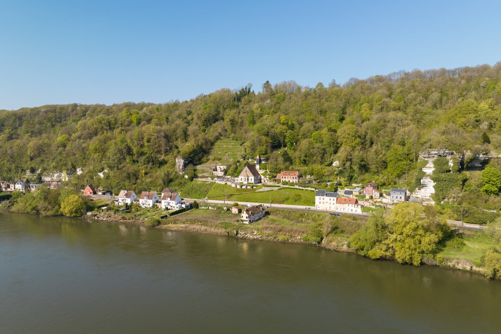 village en bord de rivière