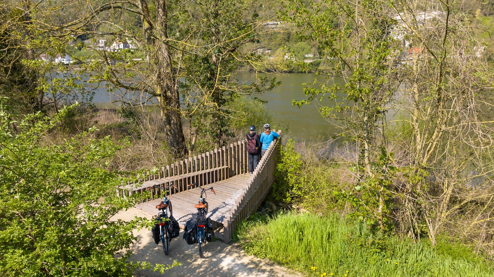 cyclistes sur plateforme en bois en drone