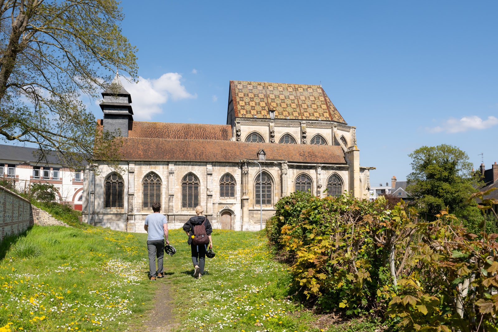 cyclistes vers église