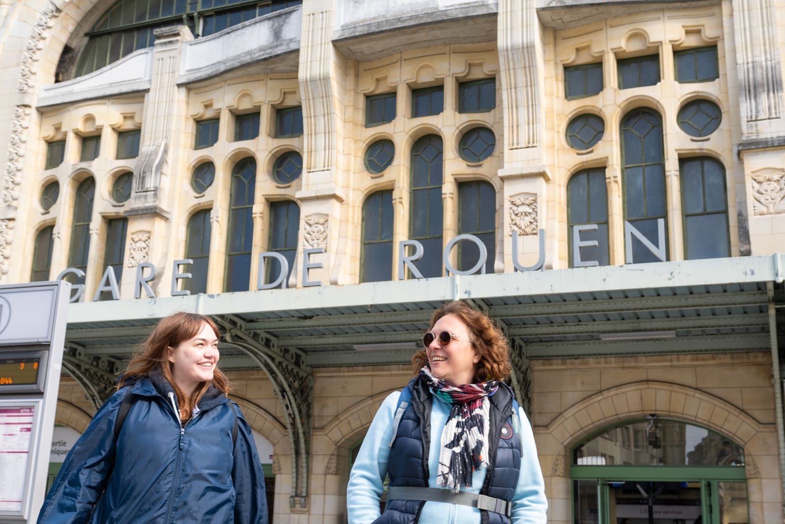 randonneurs depuis l'extérieur d'une gare