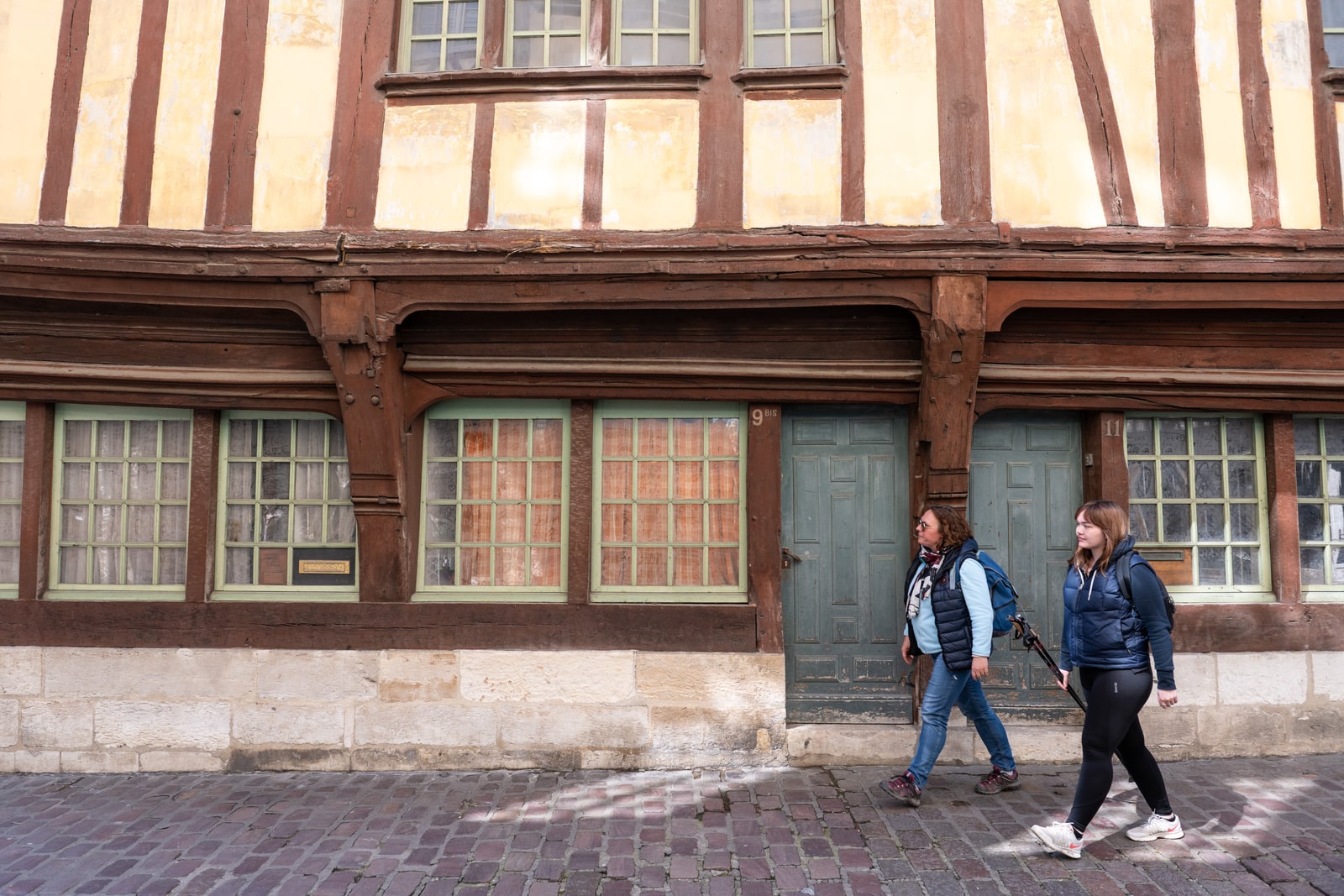 randonneurs dans une ruelle médiévale