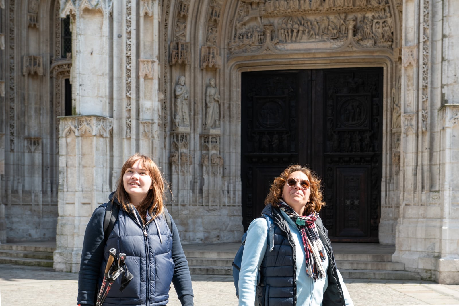 randonneurs devant église