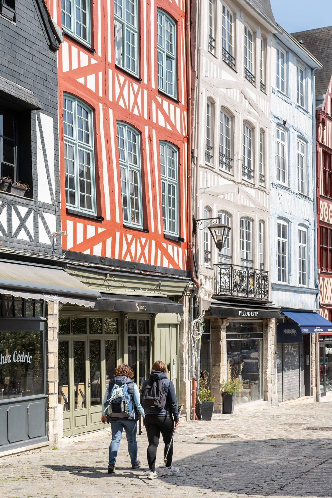 randonneurs dans une ruelle médiévale