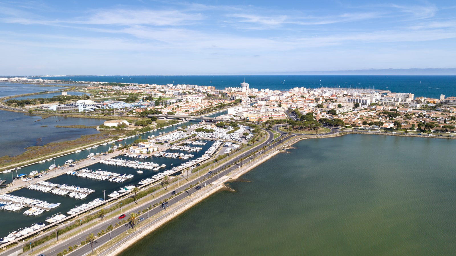 ville en bord de mer en drone