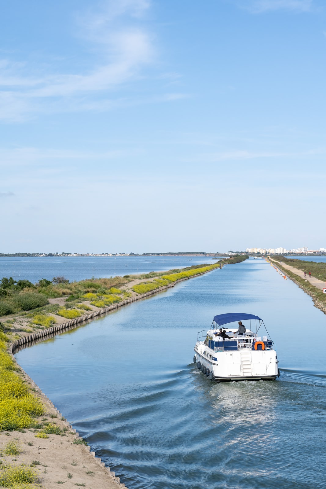 bateau dans canal