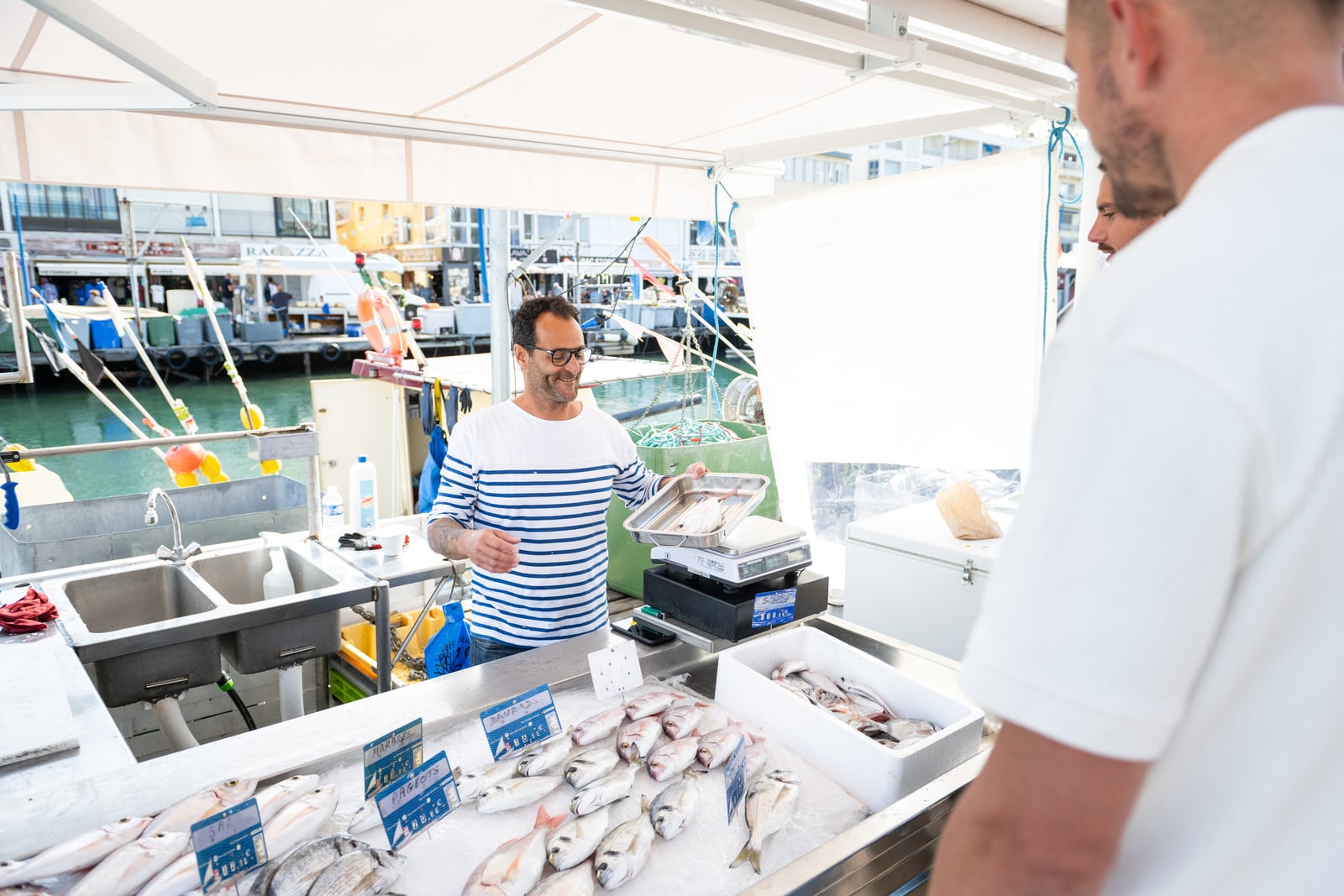 pêcheur vend du poisson