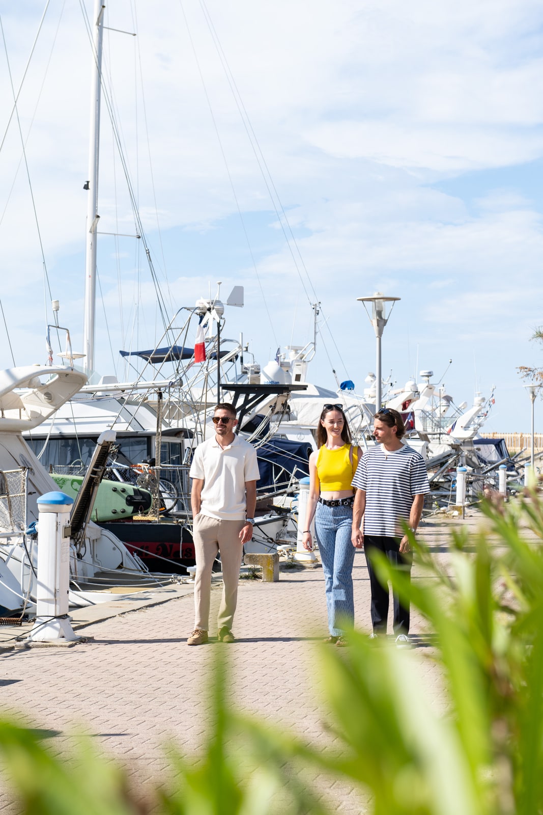 amis marchent sur le port