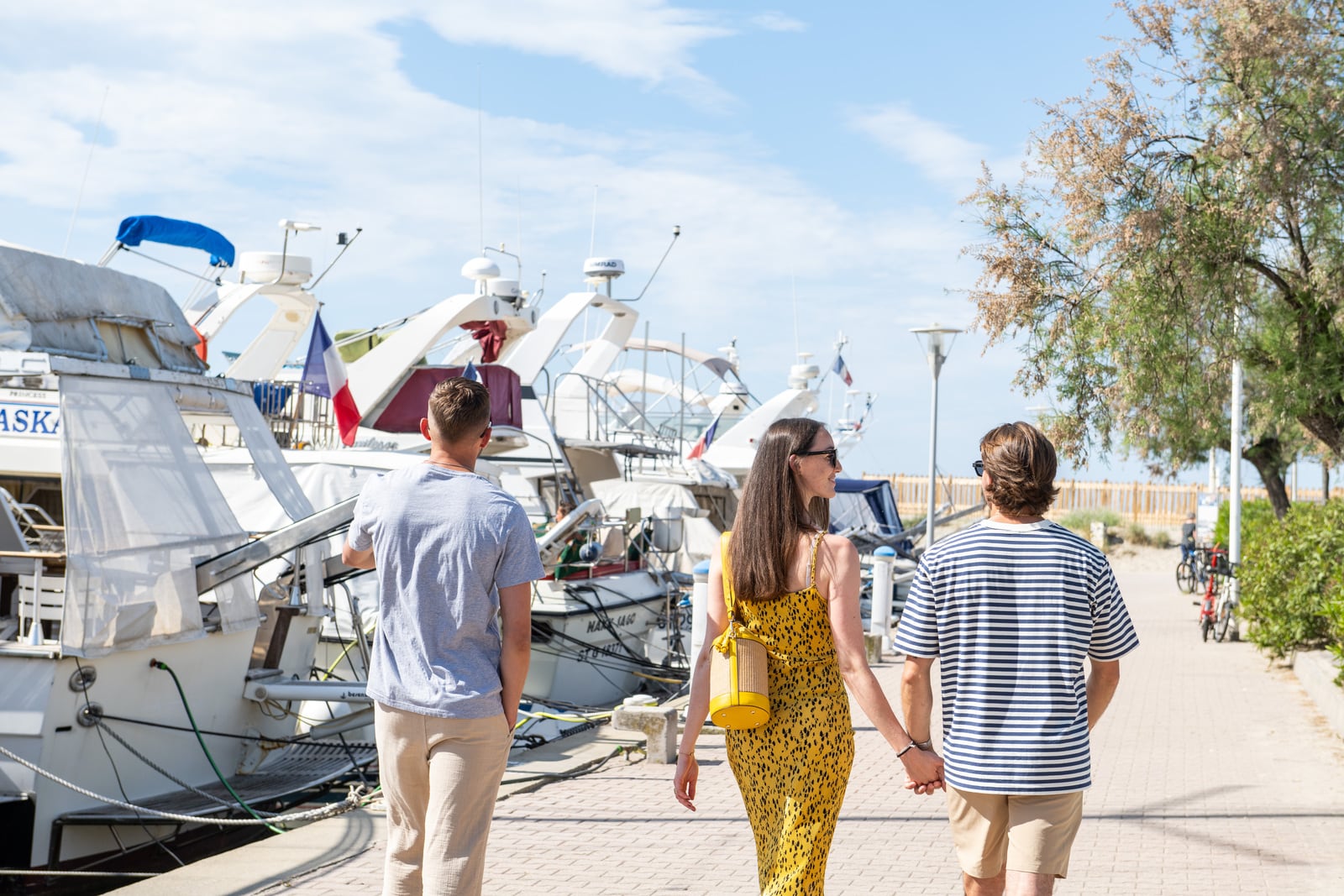 amis marchent sur le port