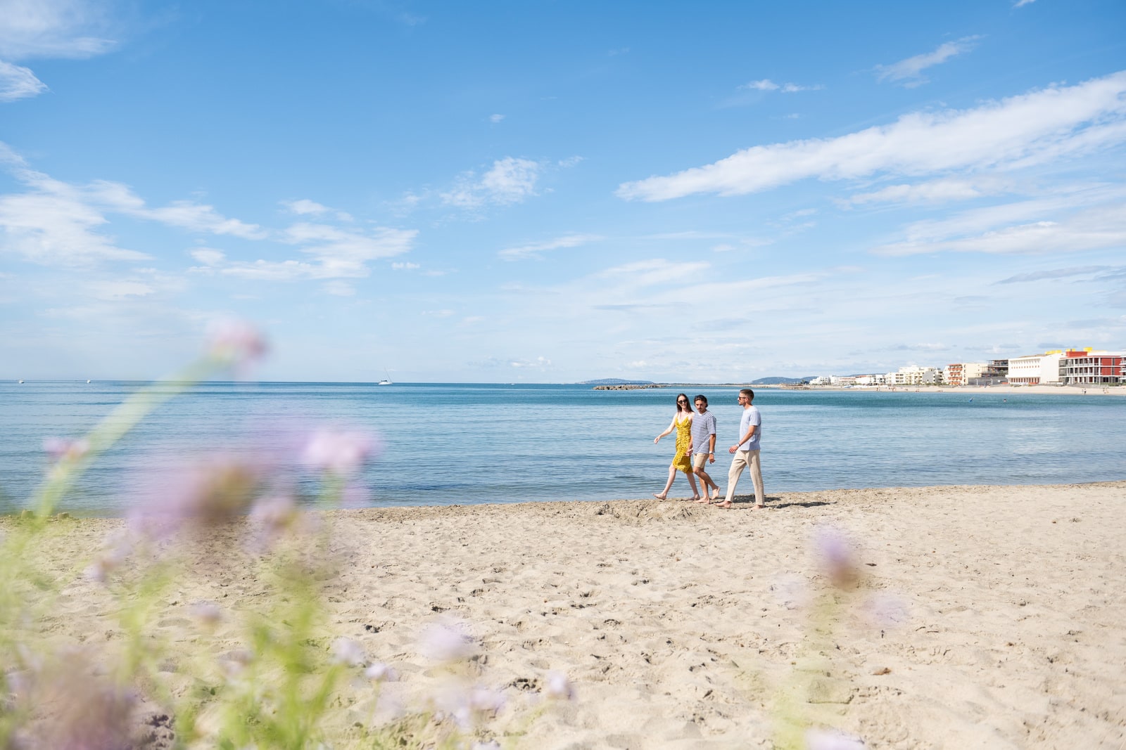 amis marchent sur la plage