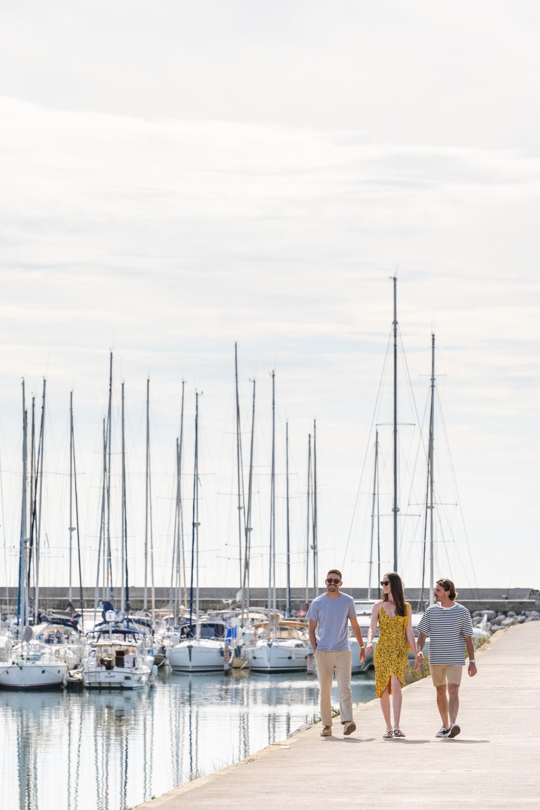 amis marchent sur le port