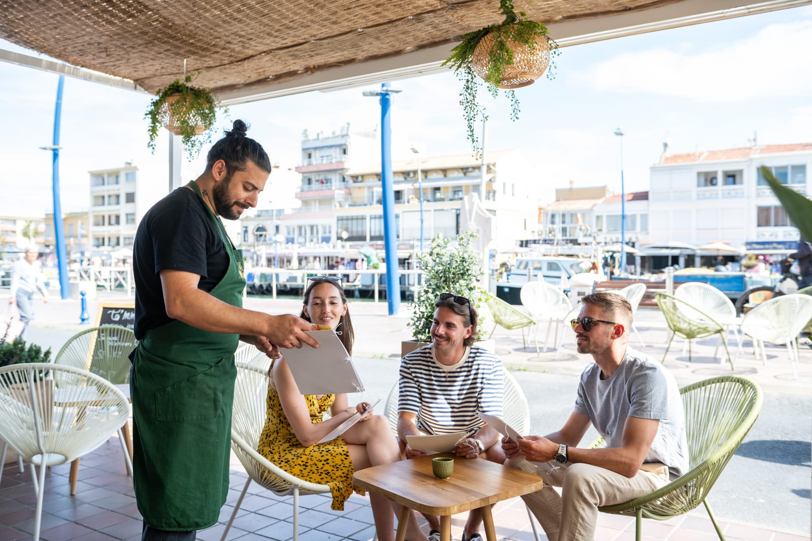 amis au bar sur le port