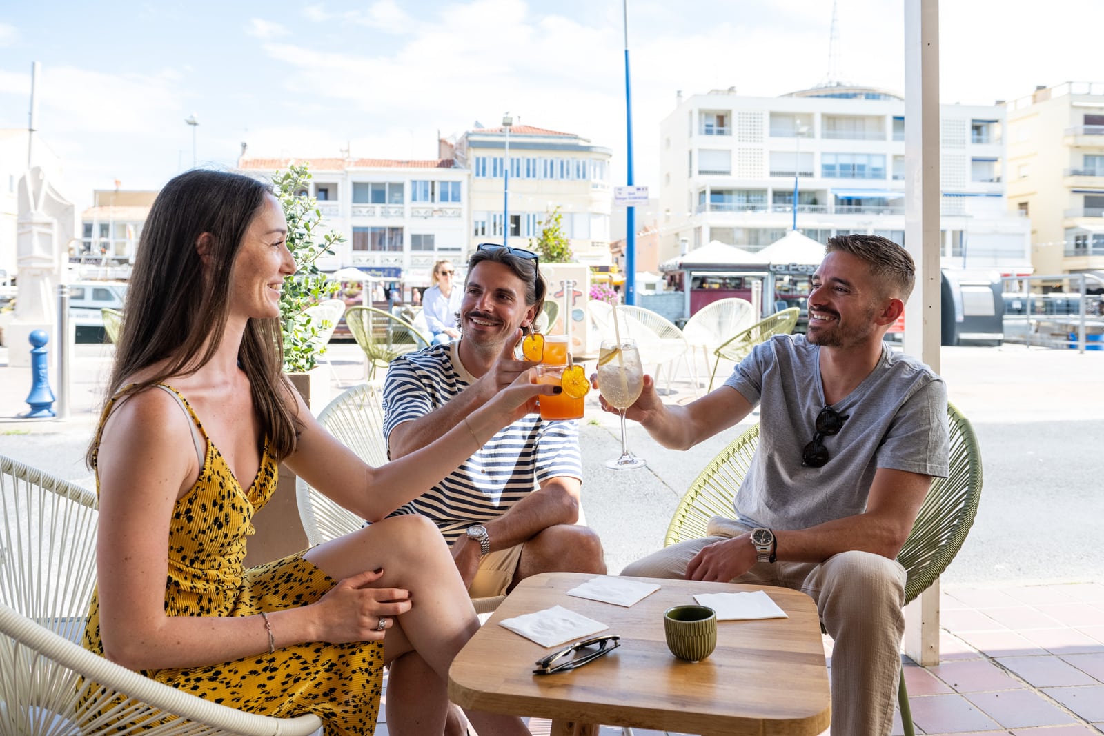 amis trinquent sur une terrasse du port